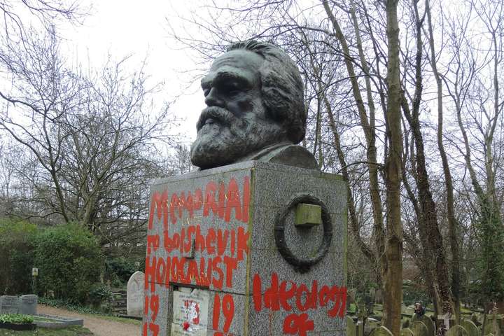 У Лондоні червоною фарбою обписали надгробок на могилі Карла Маркса