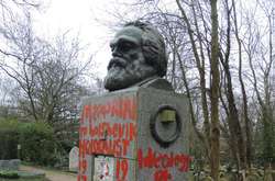 У Лондоні червоною фарбою обписали надгробок на могилі Карла Маркса