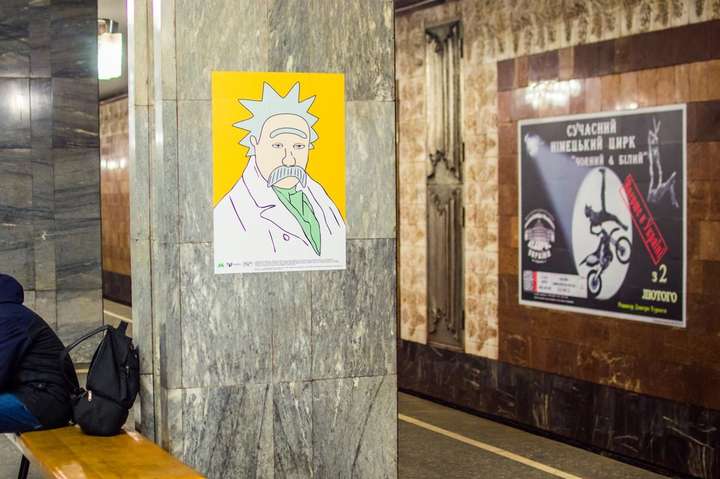 У столичному метро молодий чоловік ножем порізав портрети Шевченка
