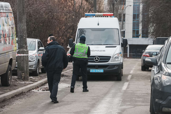 У Києві на Печерську посеред вулиці знайшли гранату
