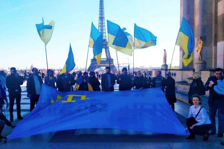 У Парижі пройшла акція на підтримку кримських татар