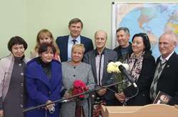  Валентина Слабошпицька на презентації книги її брата в Черкасах. У її руках - троянди з рідного обійстя  