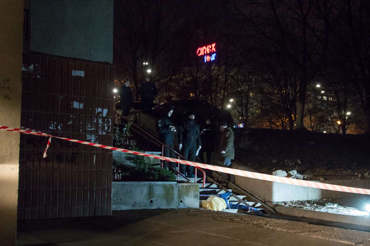 У центрі Києва жінка загинула, впавши з сьомого поверху
