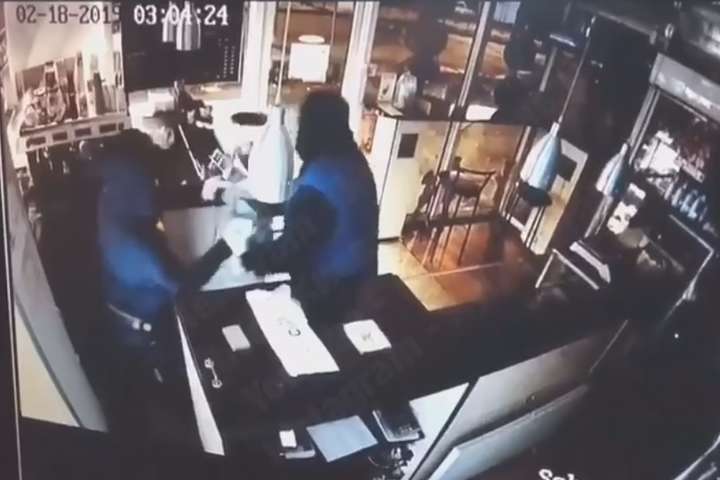 На Дорогожичах двоє в масках пограбували кав’ярню (відео)