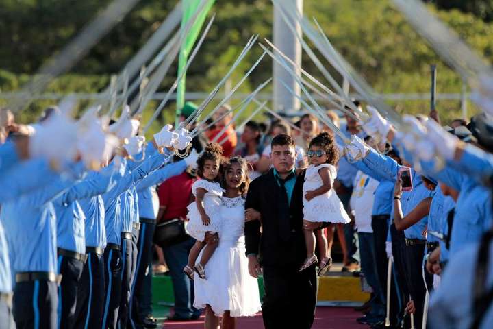 Сотні мешканців Нікарагуа одночасно одружилися в день Святого Валентина