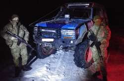 На Буковині прикордонникам довелось застосувати зброю при затриманні порушників: фото