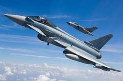  Винищувачі ВПС Німеччини Eurofighter виконають маневри в небі над Естонією 