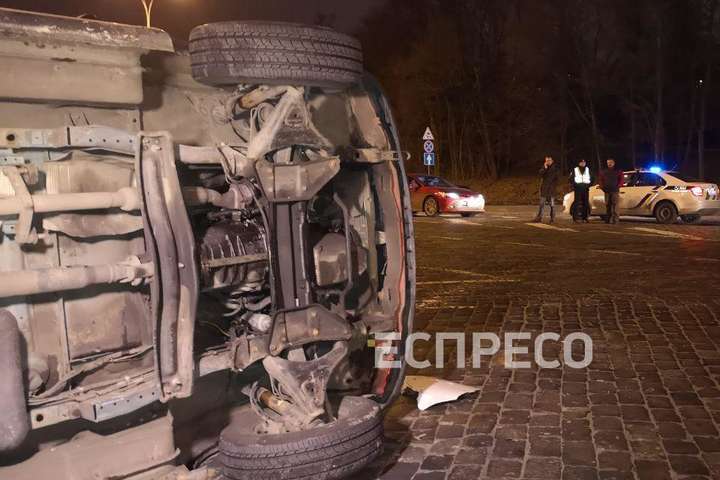 У центрі Києва Lexus поклав набік мікроавтобус (фото, відео)