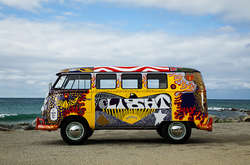 К 50-летию фестиваля: художники повторили дизайн культового хиппи-буса, ставшего символом «Вудстока»