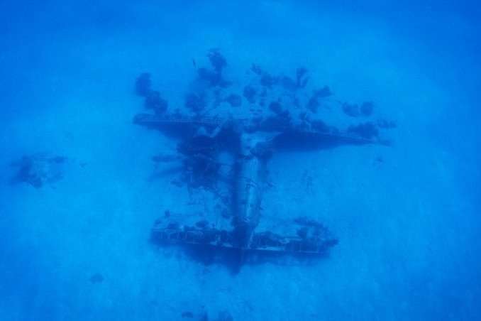 Німі свідки війни. Неймовірні фотографії підводного кладовища літаків