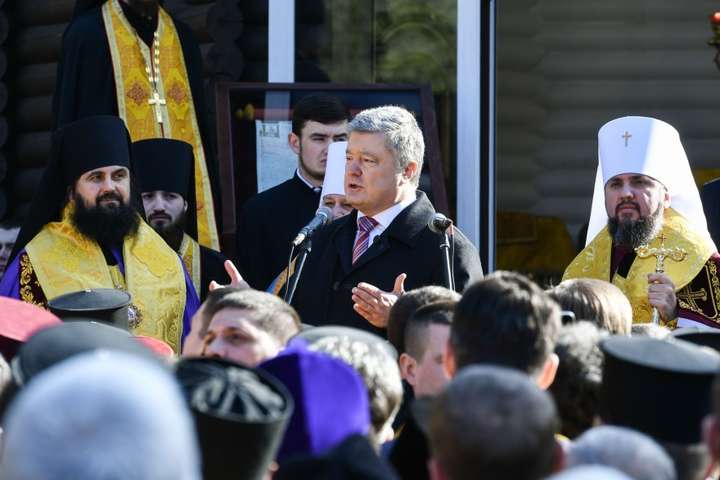 У Соборному Храмі Великоскитського Манявського монастиря відбулася спільна молитва - Епіфаній та Порошенко привезли Томос до Манявського Скиту