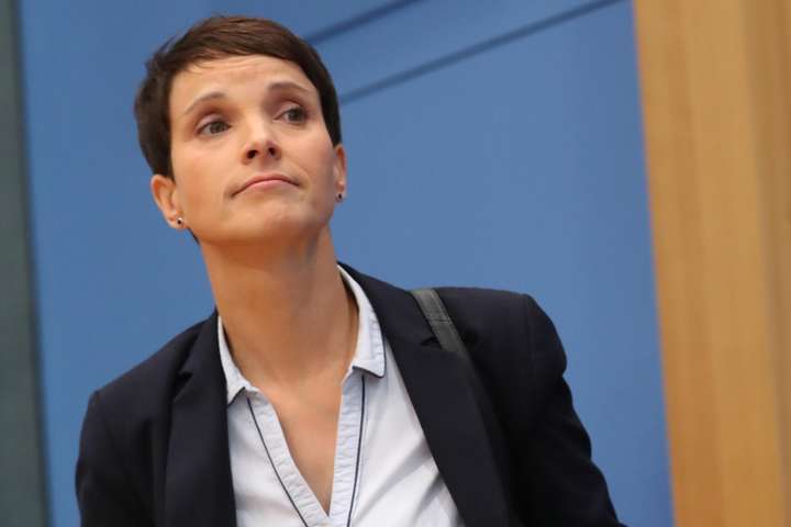 У Німеччині екс-лідер ультраправої партії AfD постала перед судом за неправдиві свідчення