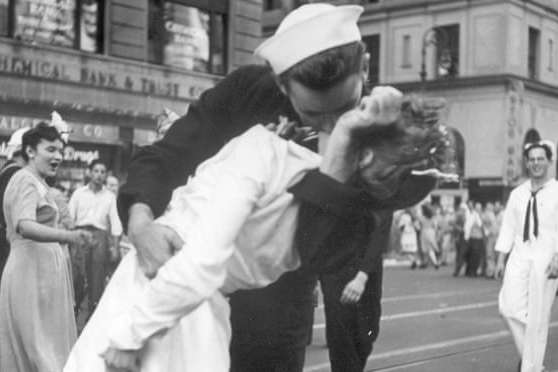 В США умер моряк с легендарной фотографии «Поцелуй на Таймс-Сквер»