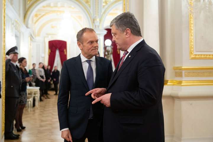Очільник Європейської Ради Дональд Туск та президент України Петро Порошенко у Києві - Порошенко подякував Туску за «азовський пакет» санкцій проти РФ