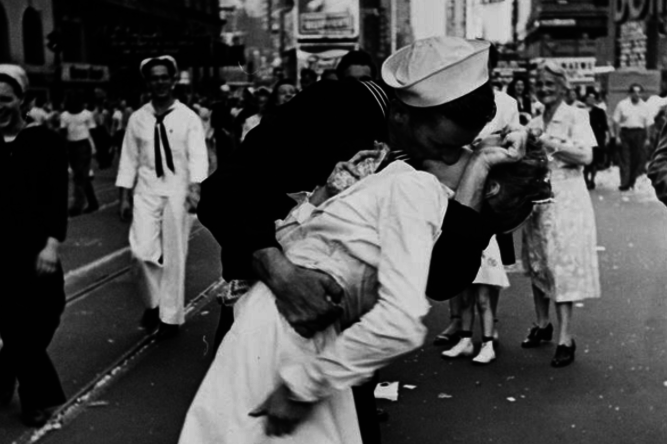 У США помер моряк із культового фото «Поцілунок на Таймс-Сквер»