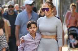 Дженнифер Лопес в кроп-топе и обтягивающих лосинах прогулялась по магазинам