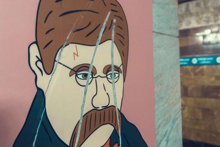 <p>У Києві вандал зіпсував на станції метро «Тараса Шевченка» портрети поета</p> - Вандал, який пошкодив у Києві виставку про Шевченка, пояснив свої мотиви
