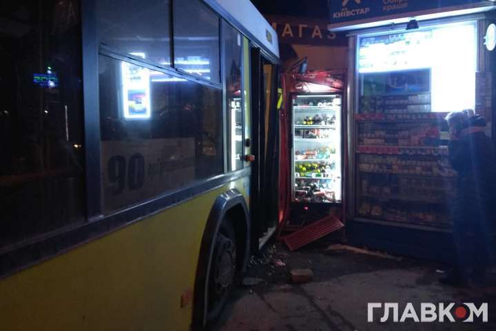 В Киеве пассажирский автобус влетел в зоомагазин (фото)