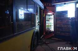В Киеве пассажирский автобус влетел в зоомагазин (фото)