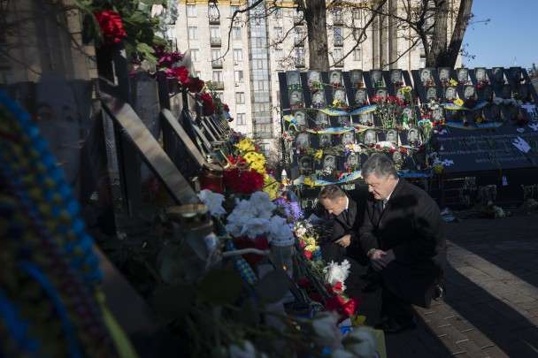 Туск і Порошенко <span>встановили лампадки біля пам’ятної стели з іменами загиблих, 19 лютого 2019 року </span> - Порошенко і Туск вшанували пам’ять Героїв Небесної сотні