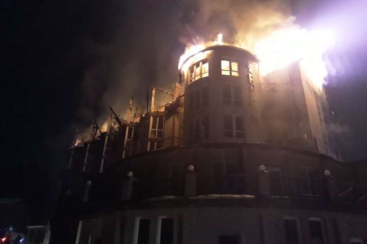 У Славському вночі згорів готель, людей евакуювали 