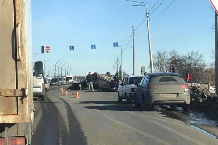 В Харькове на мосту перевернулся автомобиль (видео)
