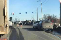 В Харькове на мосту перевернулся автомобиль (видео)