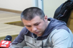 Поліцейський, який побив активіста, від служби відсторонений, але на роботу ходить