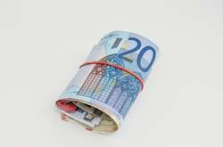 Нацбанк понизил курс евро