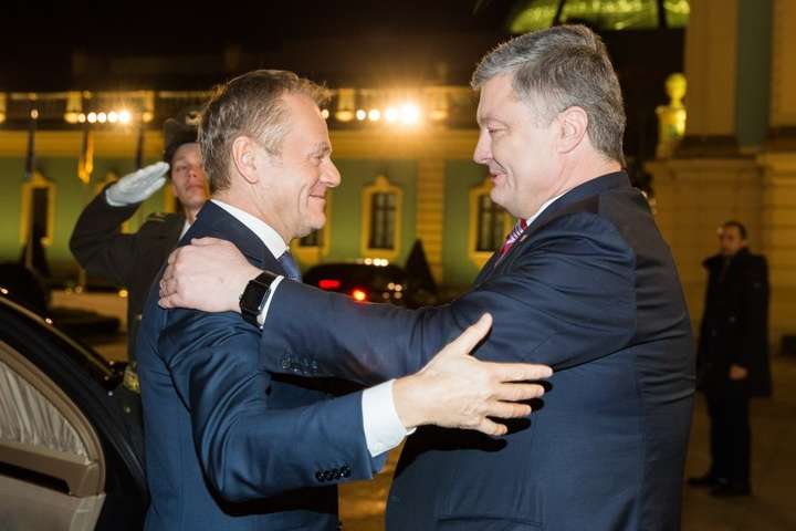 <span>Дональд Туск підтримав Петра Порошенка і високо оцінив українські реформи</span> - Депутат польського Сейму розкритикувала Туска за те, що він відкрито підтримав Порошенка