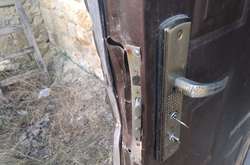  Невідома особа, пошкодивши вхідні двері, проникла до приміщення офісу 