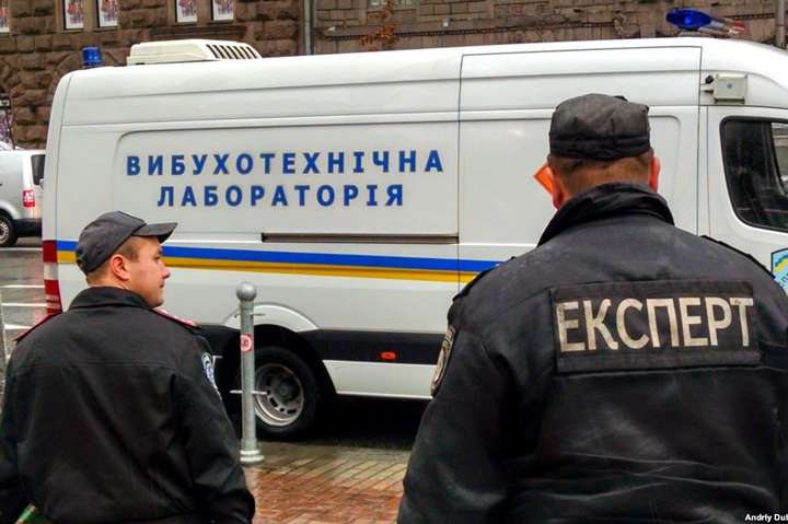 У Харкові «мінували» будівлю суду та метро: майже півтисячі людей евакуювали