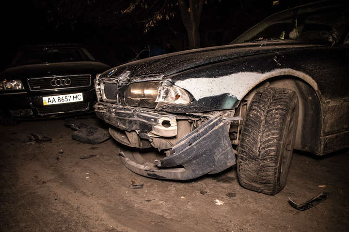 У Києві п’яні молодики із наркотиками каталися по дворах і розбили дві автівки (фото, відео)
