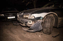 У Києві п’яні молодики із наркотиками каталися по дворах і розбили дві автівки (фото, відео)