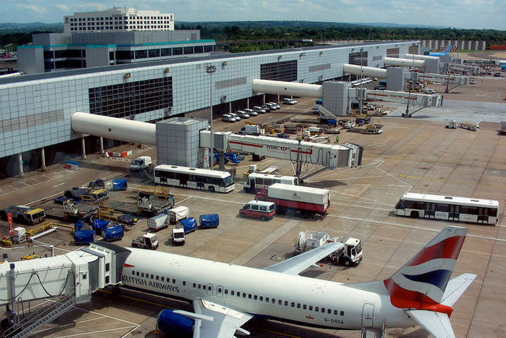 В Британії введуть обмеження для польотів дронів біля аеропортів