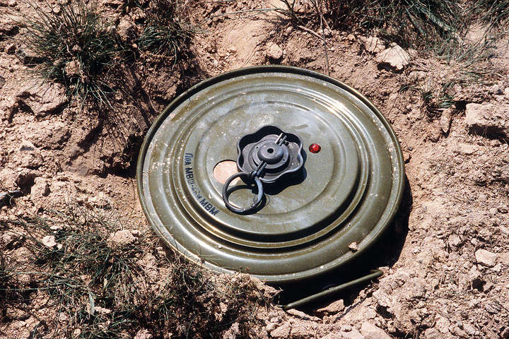 ОБСЕ обнаружила 12 противотанковых мин в оккупированной части Донбасса