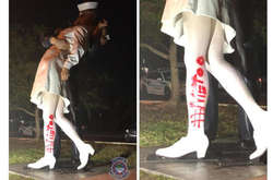 Памятник «Поцелуй на Таймс-Сквер» с надписью #MeToo