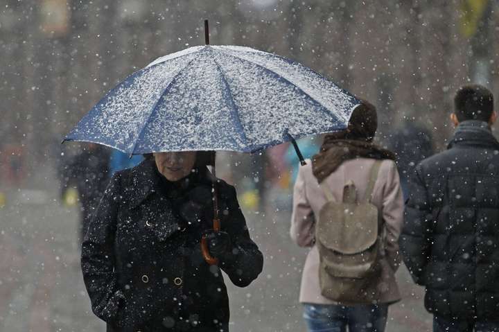 Зима повертається: на Київ насувається сніг