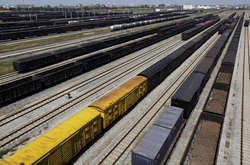 Вперше про щоквартальне підвищення вантажних тарифів на величину інфляції цін виробників голова правління «Укрзалізниці» Євген Кравцов заговорив у грудні минулого року