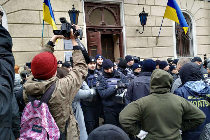 Вхідні двері вишу наглухо зачинили охоронці навчального закладу і представники ректорату - Пікет під Одеським медуніверситетом переріс у штовханину