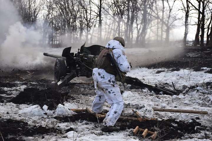 На Донбасі сьогодні стріляв ворожий снайпер, один солдат поранений