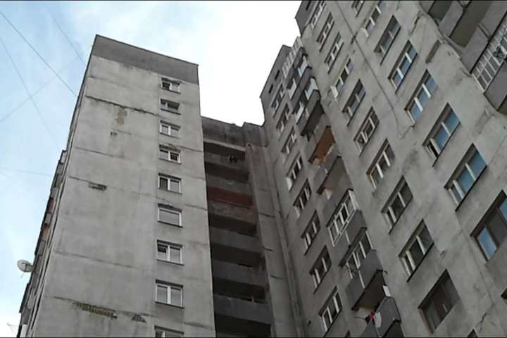 В Киеве парень выпал с девятого этажа и выжил