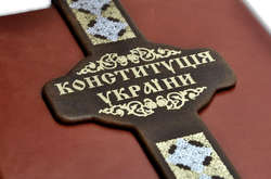  Зміни внесено у три статті Конституції, а також у преамбулу та перехідні положення 