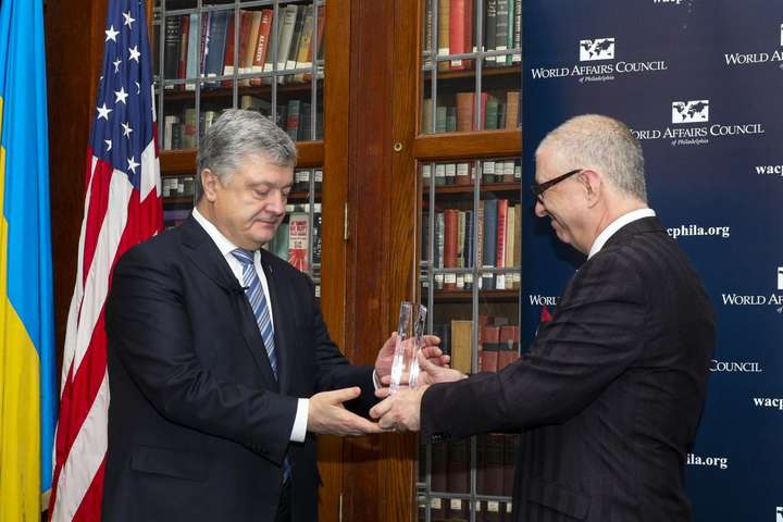 Порошенко отримав у Філадельфії нагороду «Міжнародний державний діяч»
