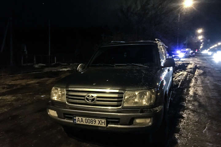 На Броварському проспекті Toyota Land Cruiser збив чоловіка (фото)