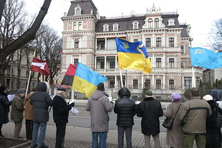 У столиці Латвії активісти пікетували російське посольство 