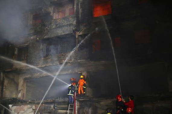 Из-за пожара в столице Бангладеш погибли десятки человек