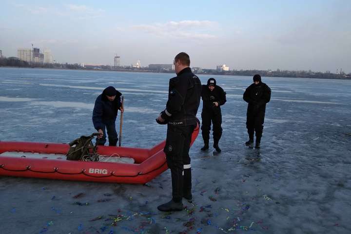 У Києві з криги зняли двох рибалок (фото)