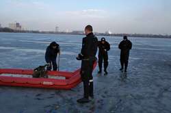 У Києві з криги зняли двох рибалок (фото)