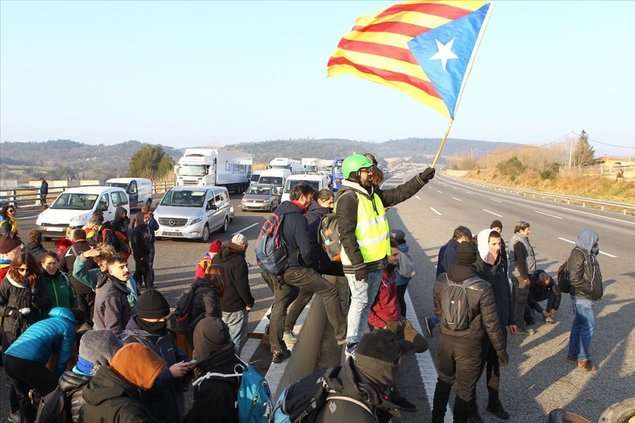 В Іспанії протестувальники перекрили дороги та заблокували залізницю